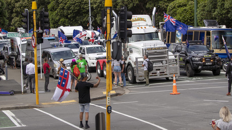 Un convoi de manifestants opposés aux restrictions sanitaires bloque une intersection près du Parlement néo-zélandais, à Wellington le 8 février 2022.
