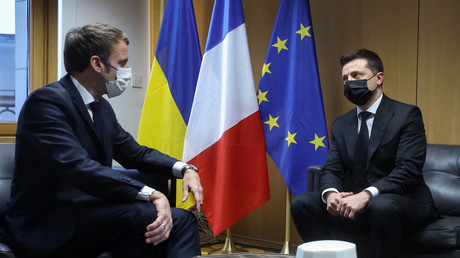 Emmanuel Macron et Volodymyr Zelensky à Bruxelles, le 15 décembre 2021 (image d'illustration).