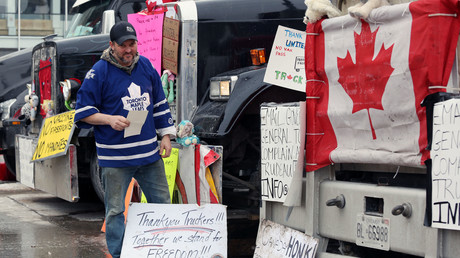 Un camionneur devant son véhicule durant les manifestations, le 8 février 2022 à Ottawa, Canada.