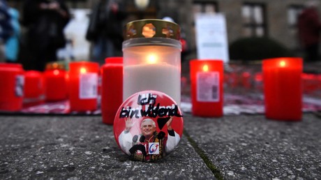 Un bouton montrant l'ancien pape Benoît XVI et avec l'inscription "Je suis en colère" est vu lors d'une manifestation silencieuse à la cathédrale d'Essen, dans l'ouest de l'Allemagne, le 21 janvier 2022