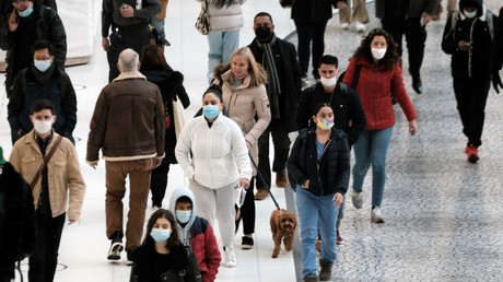 Etats-Unis : des Etats démocrates lèvent l'obligation du port du masque en intérieur