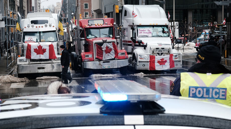 La police fait face à des camions du convoi de la liberté à Ottawa, au Canada