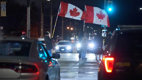 Canada : malgré l'état d'urgence, le Convoi de la liberté bloque encore un axe frontalier majeur
