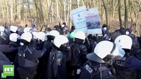 Des heurts ont éclaté le 13 février entre des manifestants et la police dans la ville polonaise de Krosno Odrzanskie, près de la frontière entre la Pologne et l’Allemagne.