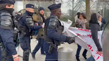 Convoi de la liberté : les forces de l'ordre mettent fin à un rassemblement devant la tour Eiffel