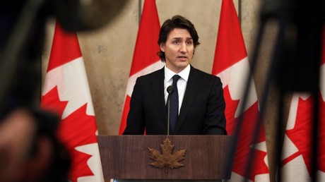 Le premier ministre du Canada Justin Trudeau s'entretient avec des journalistes lors d'une conférence de presse à Ottawa le 11 février 2022
