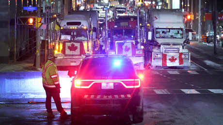 Un véhicule de police empêche la progression de camions du «Convoi de la liberté», à Ottawa, Canada, le 15 février 2022 (image d'illustration).