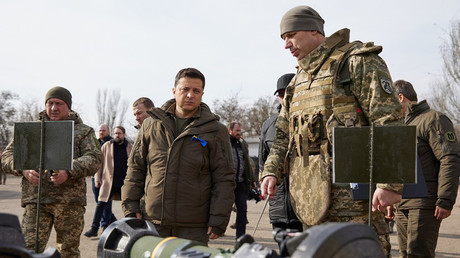 Ce 17 février, le président ukrainien Zelensky a rendu visite aux troupes ukrainiennes dans la région de Donetsk, en proie à un conflit avec les rebelles.
