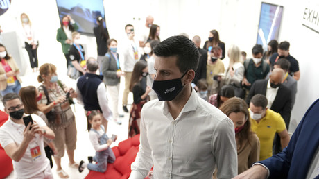 Novak Djokovic visite le pavillon serbe à Dubaï, le 17 février 2022.