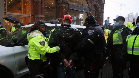 Des policiers arrêtent un manifestant du «Convoi de la liberté», à Ottawa, au Canada