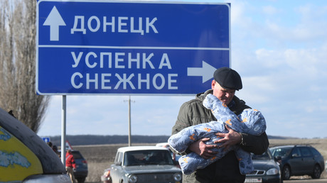 Des personnes s'approchent d'un poste de contrôle frontalier à la frontière entre la Russie et la République populaire de Donetsk, dans l'est de l'Ukraine (image d'illustration).