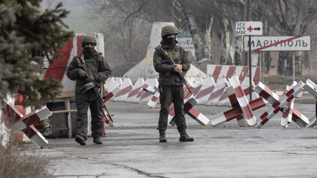Des soldats ukrainiens à un check-point près des territoires sous contrôle des rebelles, dans la région de Donetsk