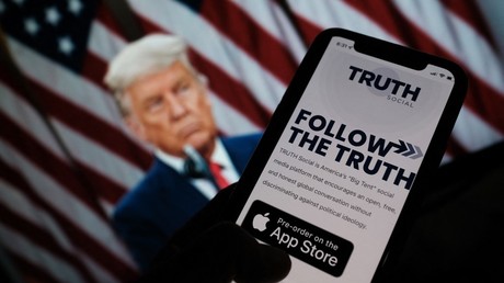 Le réseau social «Truth Social», avec une photo de l'ancien président américain Donald Trump en arrière-plan. Los Angeles (Californie), le 20 octobre 2021. (illustration)