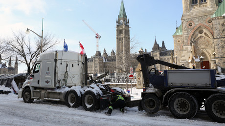 Un camion se fait remorquer à Ottawa, le 19 février 2022 (image d'illustration).