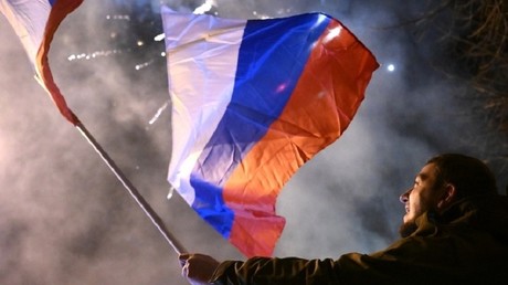 Célébrations à Donetsk après la reconnaissance par Poutine des républiques autoproclamées