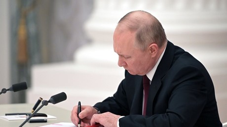 Vladimir Poutine signe le document reconnaissant l'indépendance des républiques de Donetsk et de Lougansk