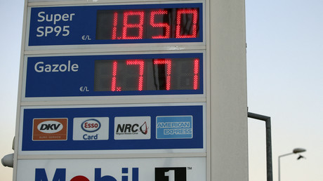 Un panneau affiche les prix de l'essence dans une station-service à Ajaccio, en Corse, le 21 janvier 2022, alors que les prix du pétrole sont au plus haut en France depuis 2014.