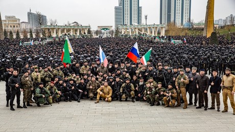 Ramzan Kadyrov pose avec des militaires à Grozny