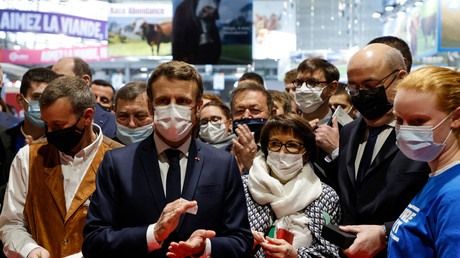 Emmanuel Macron a assuré que les agriculteurs seraient soutenus par «un plan de résilience» en raison de la situation en Ukraine, le 26 février 2022 à Paris (image d'illustration).