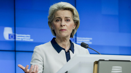 Ursula von der Leyen lors d'une conférence de presse à Bruxelles, le 25 février 2022.