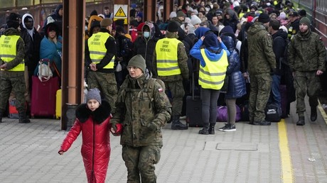 Des réfugiés arrivant à la gare polonaise de Przemysl