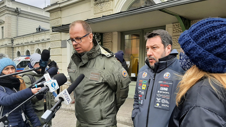 Le leader italien de la Lega, Matteo Salvini, parle aux journalistes à côté du maire de Przemysl, Wojciech Bakun lors de sa visite en Pologne pour soutenir les efforts du pays pour aider les Ukrainiens qui fuient les combats, le 8 mars 2022.