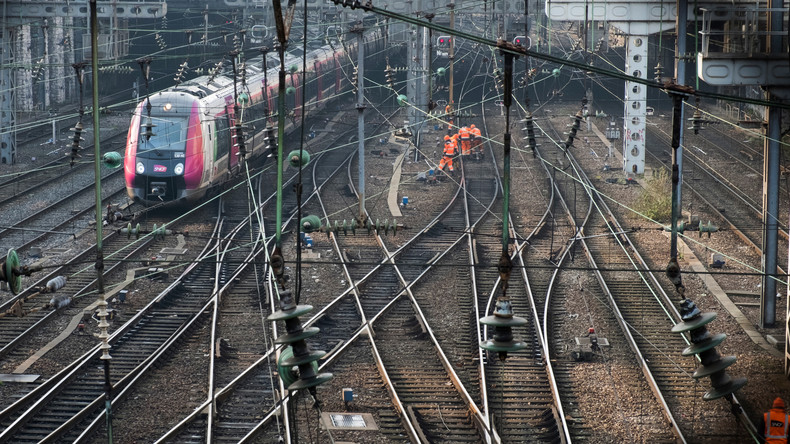 Des employés de l'opérateur ferroviaire français SNCF travaillent sur les voies près de la gare de l'Est à Paris, le 21 février 2018 (image d'illustration).