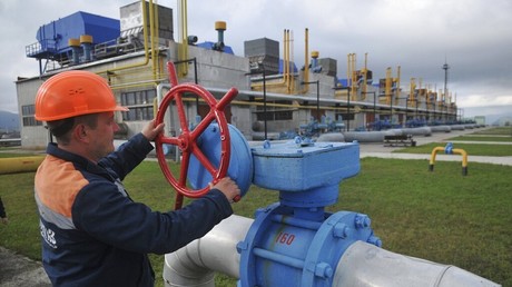 Un technicien ukrainien manœuvre une vanne sur le site de production de Volovets, en 2015 (image d'illustration).