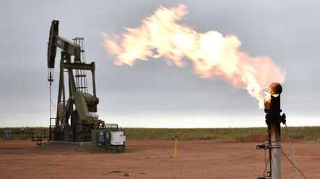 Une torche brûle l'excès de gaz naturel dans un puits de pétrole le 26 août 2021 à Watford City, dans le Dakota du Nord aux Etats-Unis.