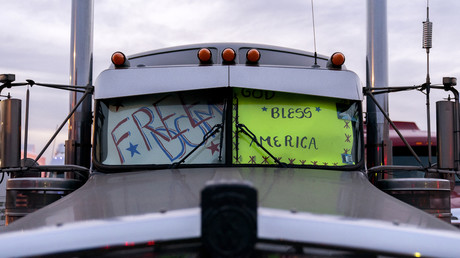 Un «convoi du peuple» a mené une opération escargot le 7 mars 2022 à Washington (USA), en protestation des restrictions sanitaires.