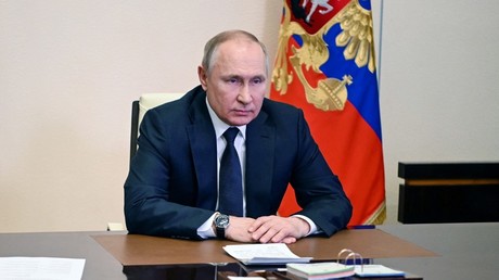 Vladimir Poutine préside une réunion avec les membres du Conseil de sécurité russe à Novo-Ogaryovo, en Russie, le 3 mars 2022.