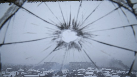 La vitre d'une fenêtre d'hôpital brisée par des frappes à Marioupol, le 3 mars 2022 (image d'illustration).