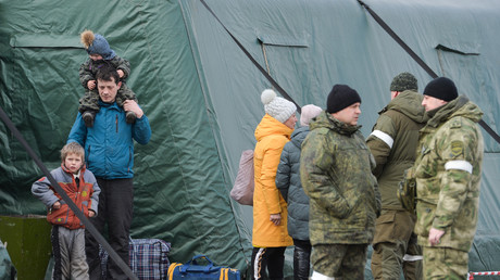 Des réfugiés de Marioupol arrivent dans un centre d'accueil administré par la République populaire de Donetsk dans le village de Bezymennoye le 10 mars 2022 (image d'illustration).