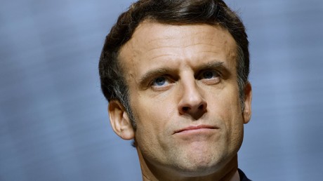 Interpellé par une soignante non-vaccinée contre le Covid-19, Emmanuel Macron s'est montré inflexible sur la question de la vaccination obligatoire du corps médical