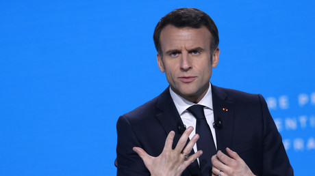«Maltraitance sociale», «boulet», «déni» : l'opposition éreinte le programme d'Emmanuel Macron
