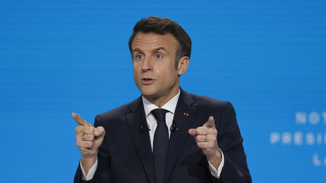 Emmanuel Macron présente son programme à Aubervilliers