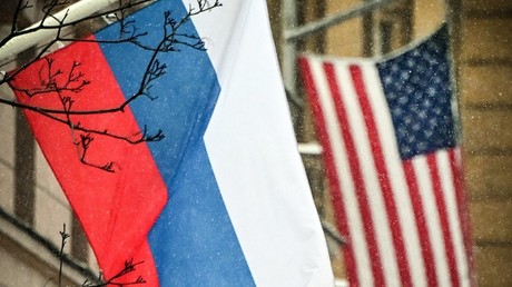 Un drapeau russe flotte à côté de l'ambassade des Etats-Unis à Moscou, le 7 décembre 2021