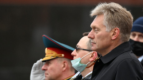 Le porte-parole du Kremlin, Dmitri Peskov, assiste au défilé militaire du jour de la victoire à Moscou, le 9 mai 2021 (image d'illustration).