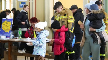 Des enfants ukrainiens reçoivent de la soupe en Pologne