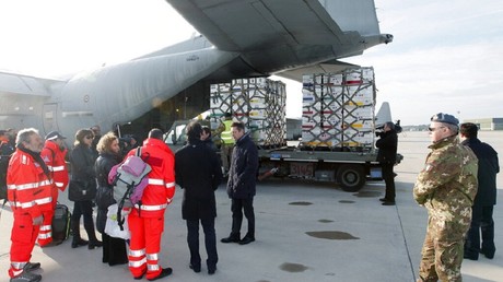 Le chargement d'un avion militaire italien en matériel de secours à l'aéroport de Pise, lors de la crise à Haïti en 2011 (image d'illustration).