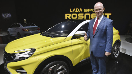 Nicolas Maure, directeur général des opérations de Renault Group sur le territoire Russie et CEI pose à côté d'une voiture Lada Xcode lors d'un salon de l'automobile à Moscou le 24 août 2016 (illustration).