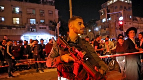 Les forces de sécurité israéliennes sont déployées sur les lieux d'une attaque terroriste qui a fait cinq morts le 29 mars 2022 à Bnei Brak, près de Tel-Aviv.