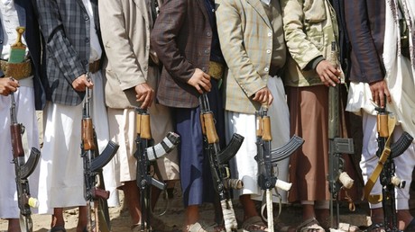 Des combattants houthis avec leur arme au pied (image d'illustration).