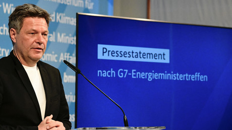 Le ministre allemand de l'Economie et de la Protection du climat, Robert Habeck, fait une déclaration à l'issue d'une réunion virtuelle des ministres de l'Energie du G7 à Berlin, le 28 mars 2022.
