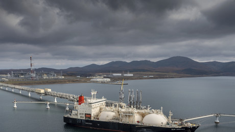 Un méthanier charge sa cargaison de gaz naturel liquéfié en octobre 2021 depuis le terminal de Sakhalin-2, une exploitation internationale que vient de quitter Shell mais où demeurent les Japonais Mistui et Mitsubishi (illustration).