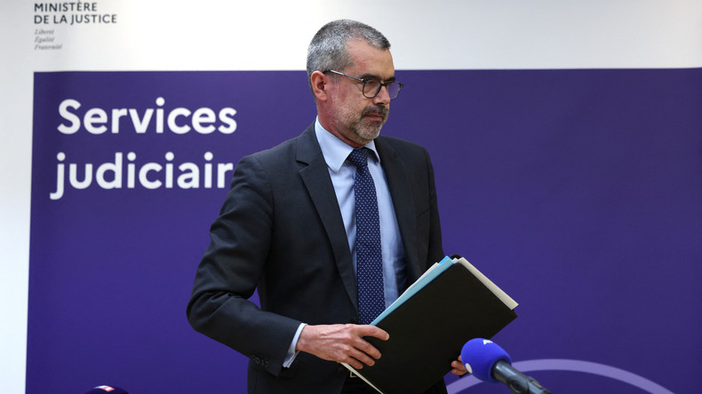 Le procureur de Bobigny, Eric Mathais, arrive pour une conférence de presse au palais de justice de Bobigny, en région parisienne, le 5 avril 2022