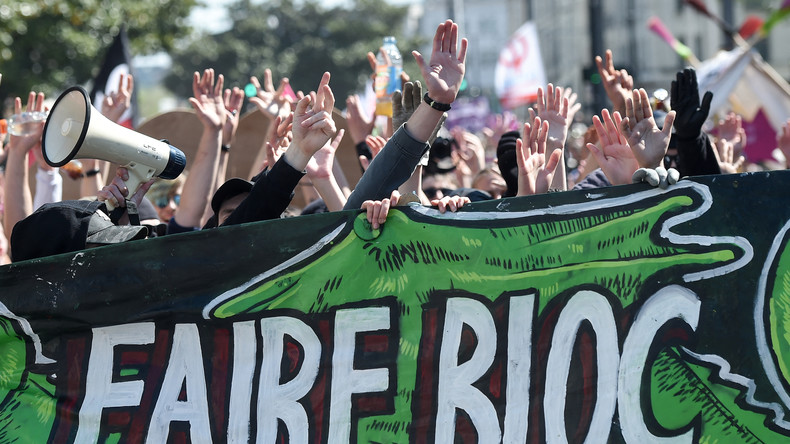Des manifestants tiennent une banderole lors d'une manifestation contre le racisme, le fascisme et l'extrême droite à Nantes, le 16 avril 2022 (image d'illustration).