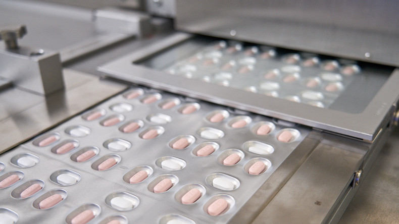 Fabrication de la pilule antivirale expérimentale Covid-19 de Pfizer dans son laboratoire de Fribourg, en Allemagne.