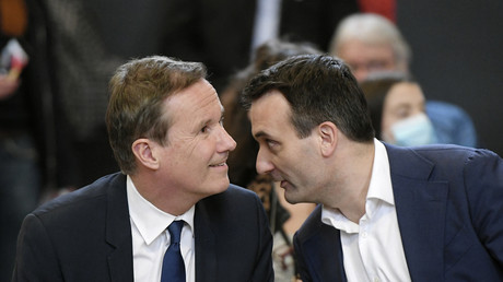 Nicolas Dupont-Aignan et Florian Philippot (D), lors d'un meeting de campagne à Forbach, le 29 mars 2022.