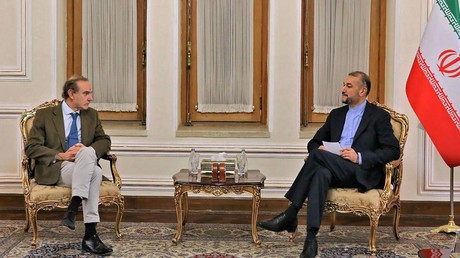 Le directeur du Service européen de l'action extérieure, Enrique Mora (à gauche) et le ministre des Affaires étrangères iranien, Hossein Amir-Abdollahian (à droite), à Téhéran (Iran), le 27 mars 2022